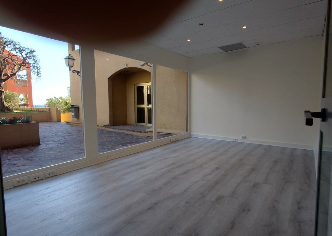 Locale commerciale in vendita - Ampia vetrina