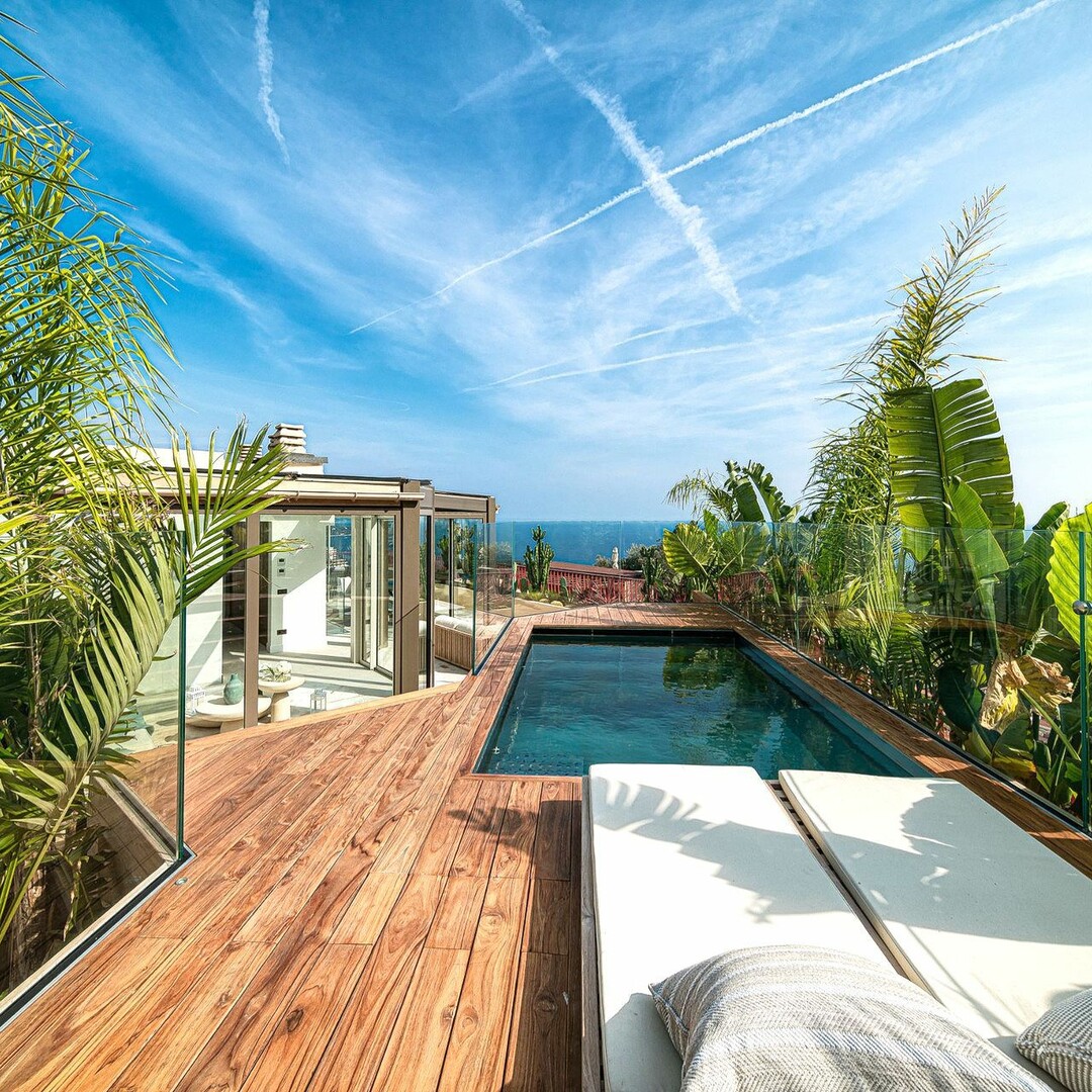 Con una bellissima vista sul mare e sul Principato, ELEGANTE DUPLEX DI 5 LOCALI, con PISCINA sulla 