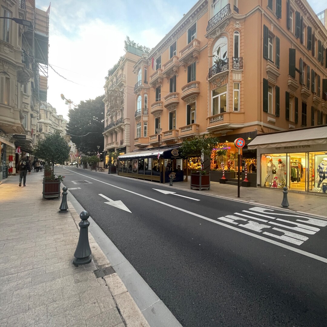 LOCALE CON VETRINA IN CENTRO MONTE CARLO