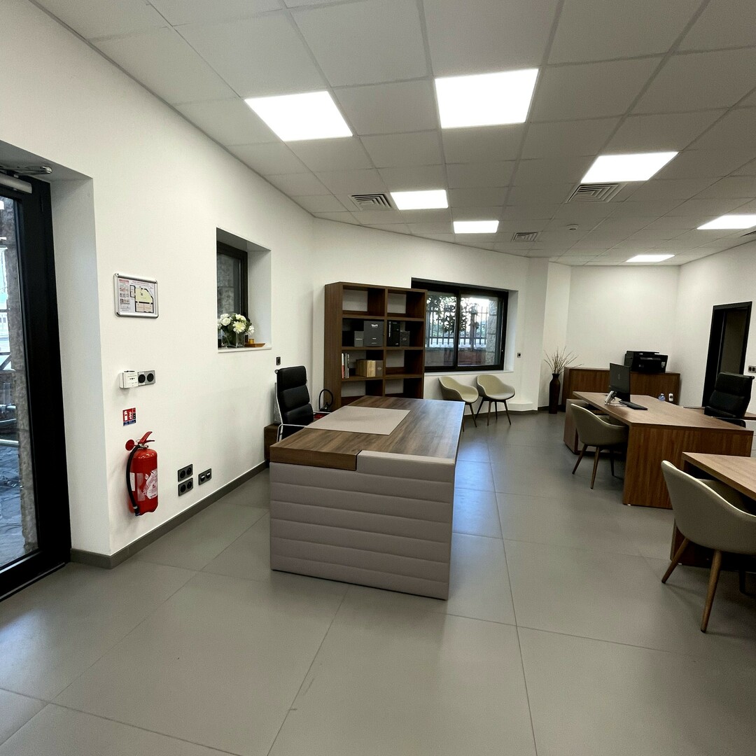 PARC SAINT ROMAN - Ufficio o muro commerciale