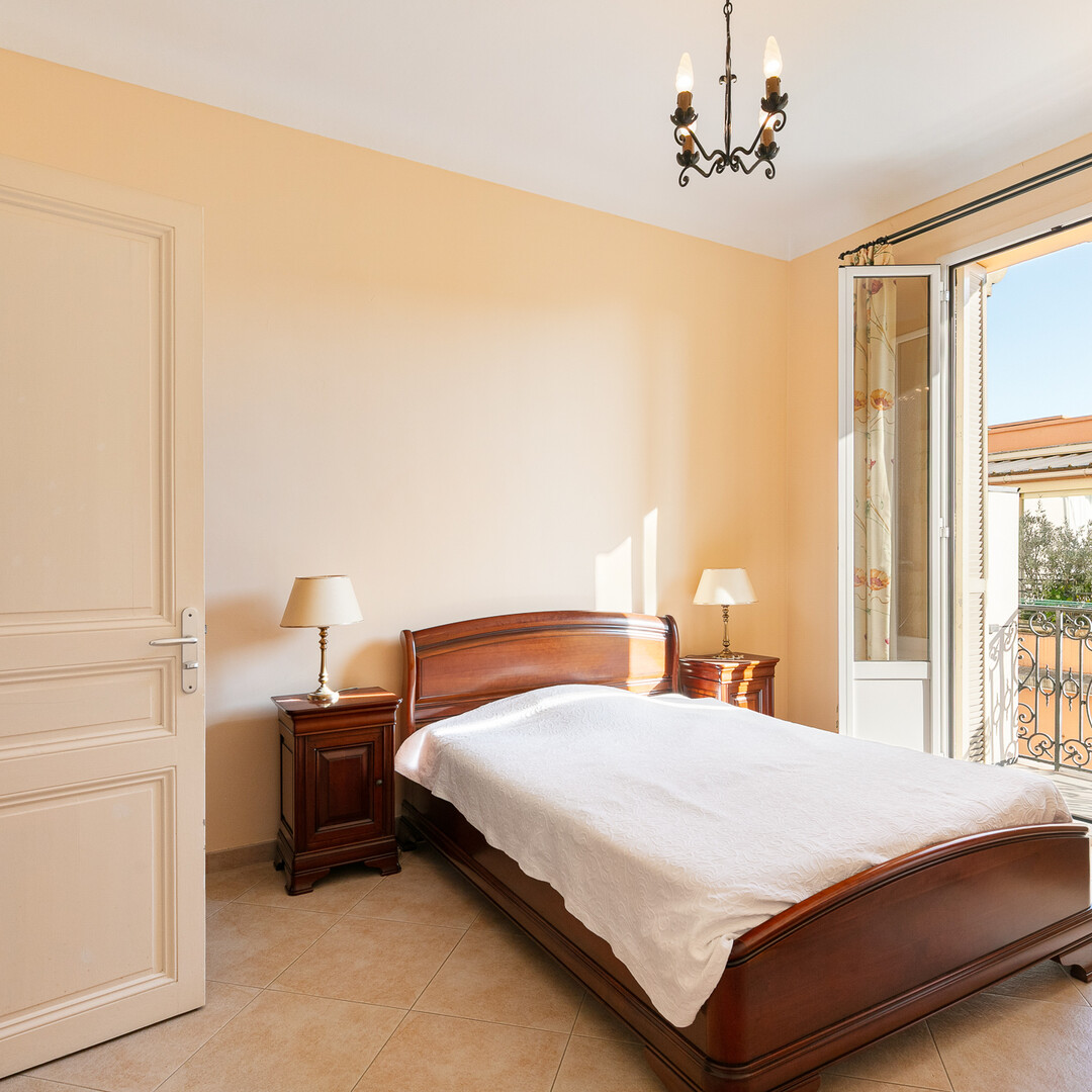 Vendita luminoso quadrilocale con balconi - edificio borghese ai sensi della legge 1235