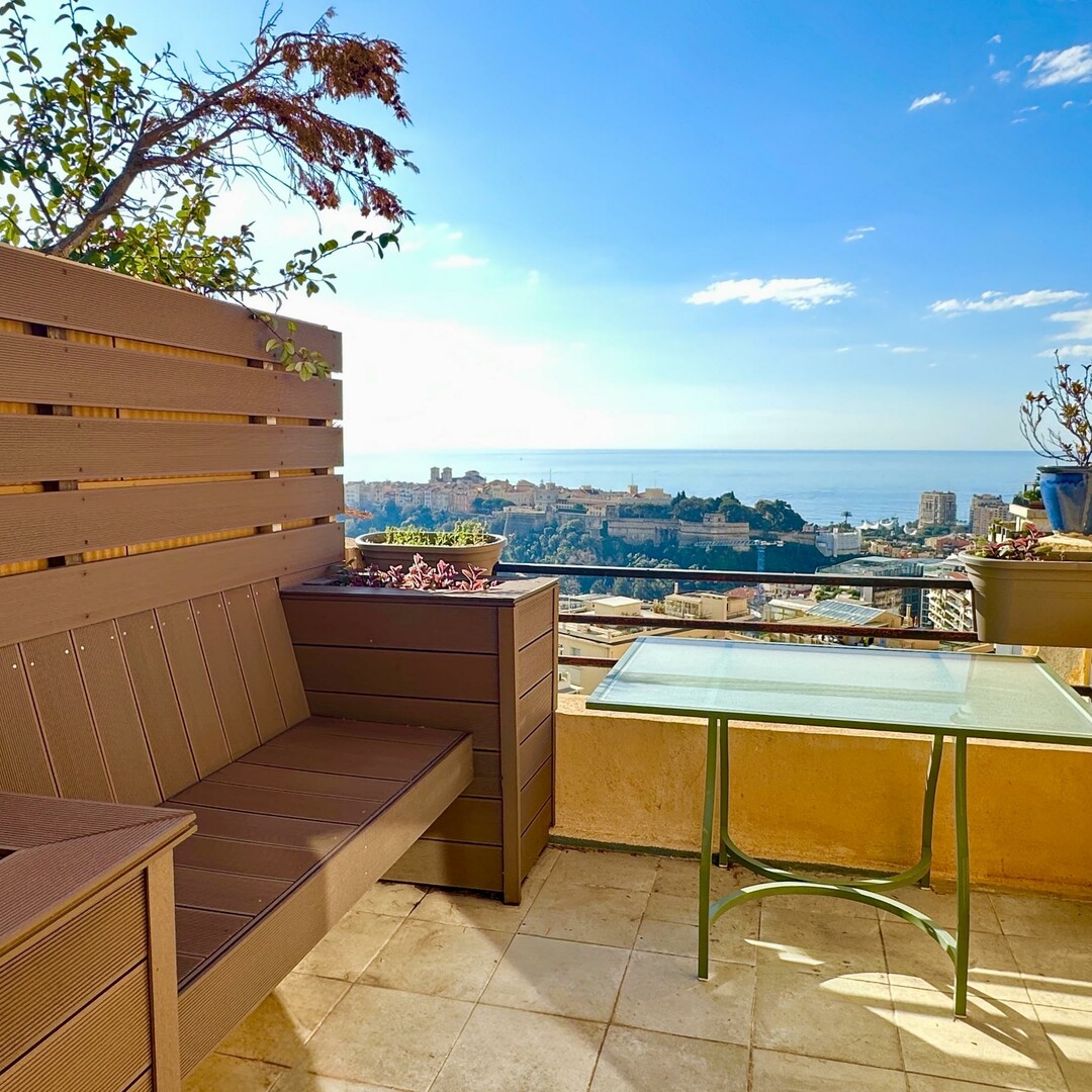 Attico con vista mare e Rocher