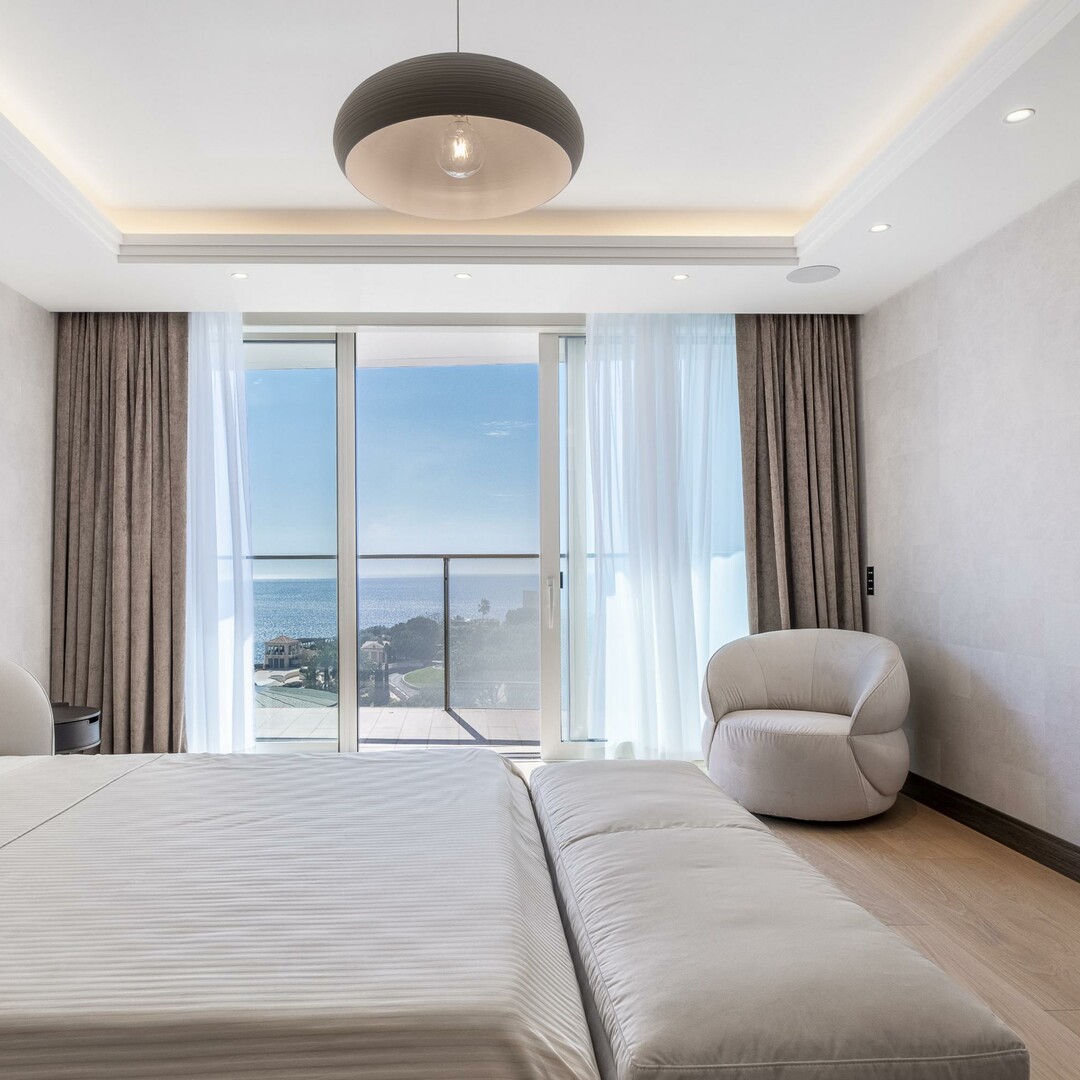 Magnifico appartamento ammobiliato in nuova costruzione di prestigio fronte mare (co-esclusiva)