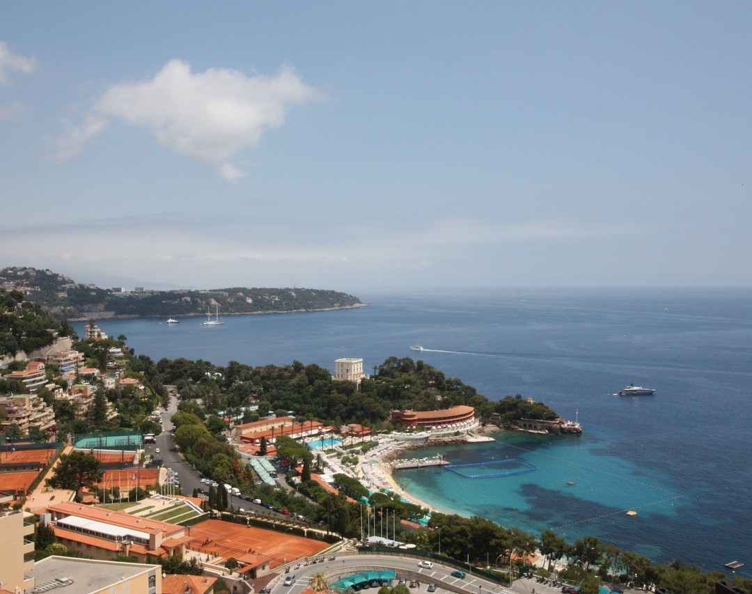 Appartamento eccezionale, piano alto, vista panoramica. Completamente ristrutturato.