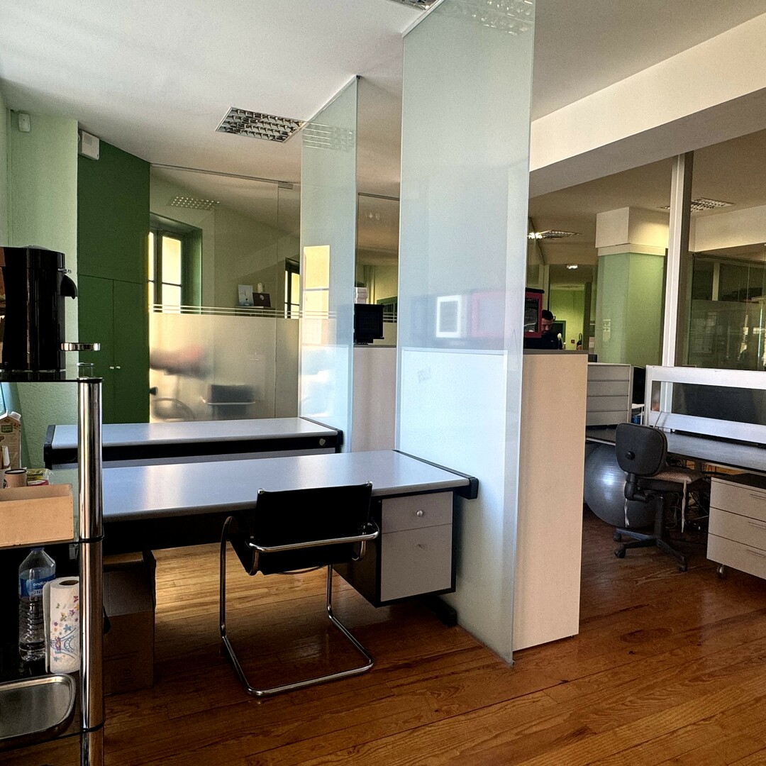 UFFICIO SUDDIVISO CON GRANDE LUMINOSITÀ NATURALE