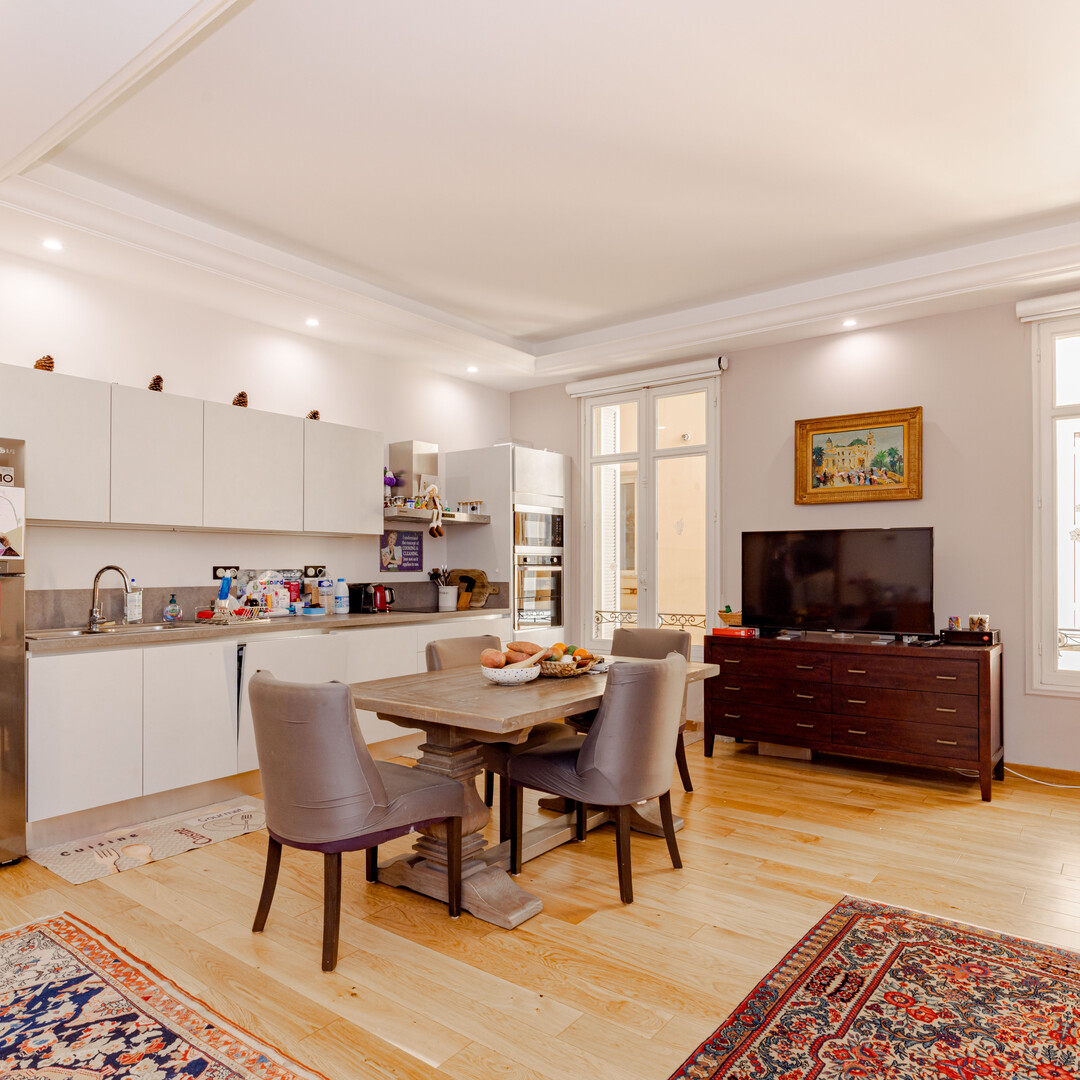 GRANDE APPARTAMENTO CON 3 STANZE E PARCHEGGIO CENTRALE