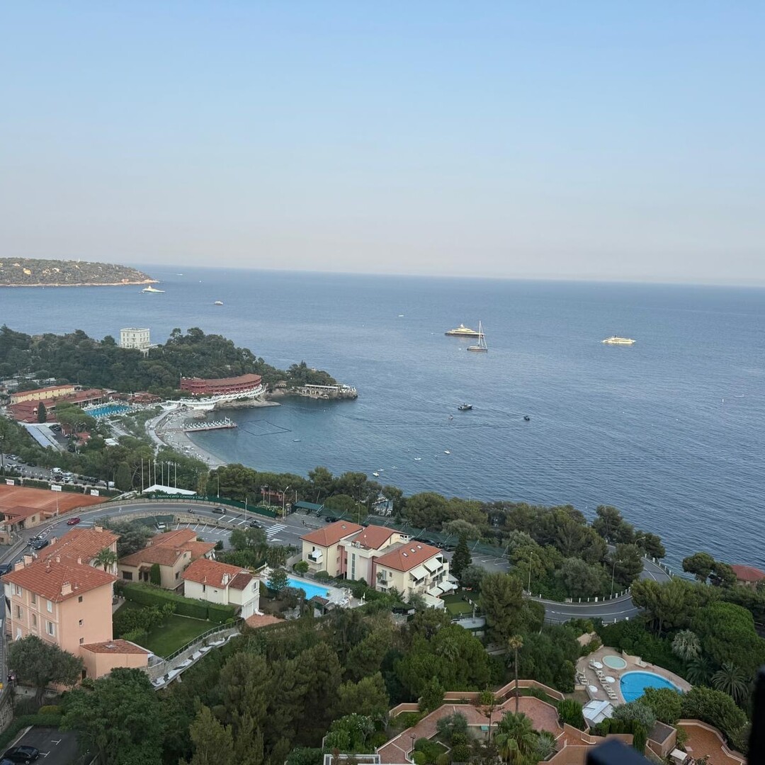 Appartamento con vista panoramica sul mare In un edificio con servizi