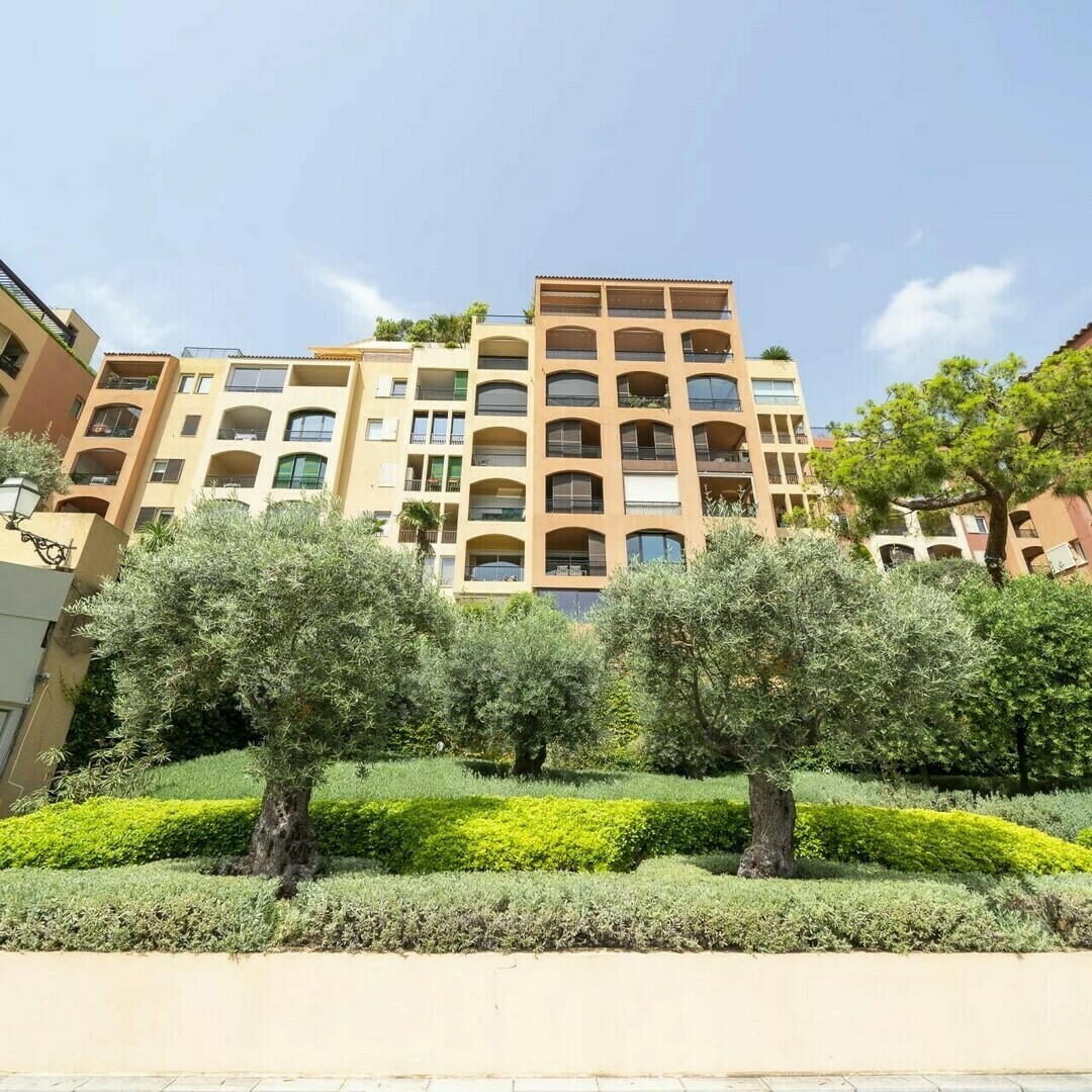 Uffici luminosi con doppio accesso e vetrina