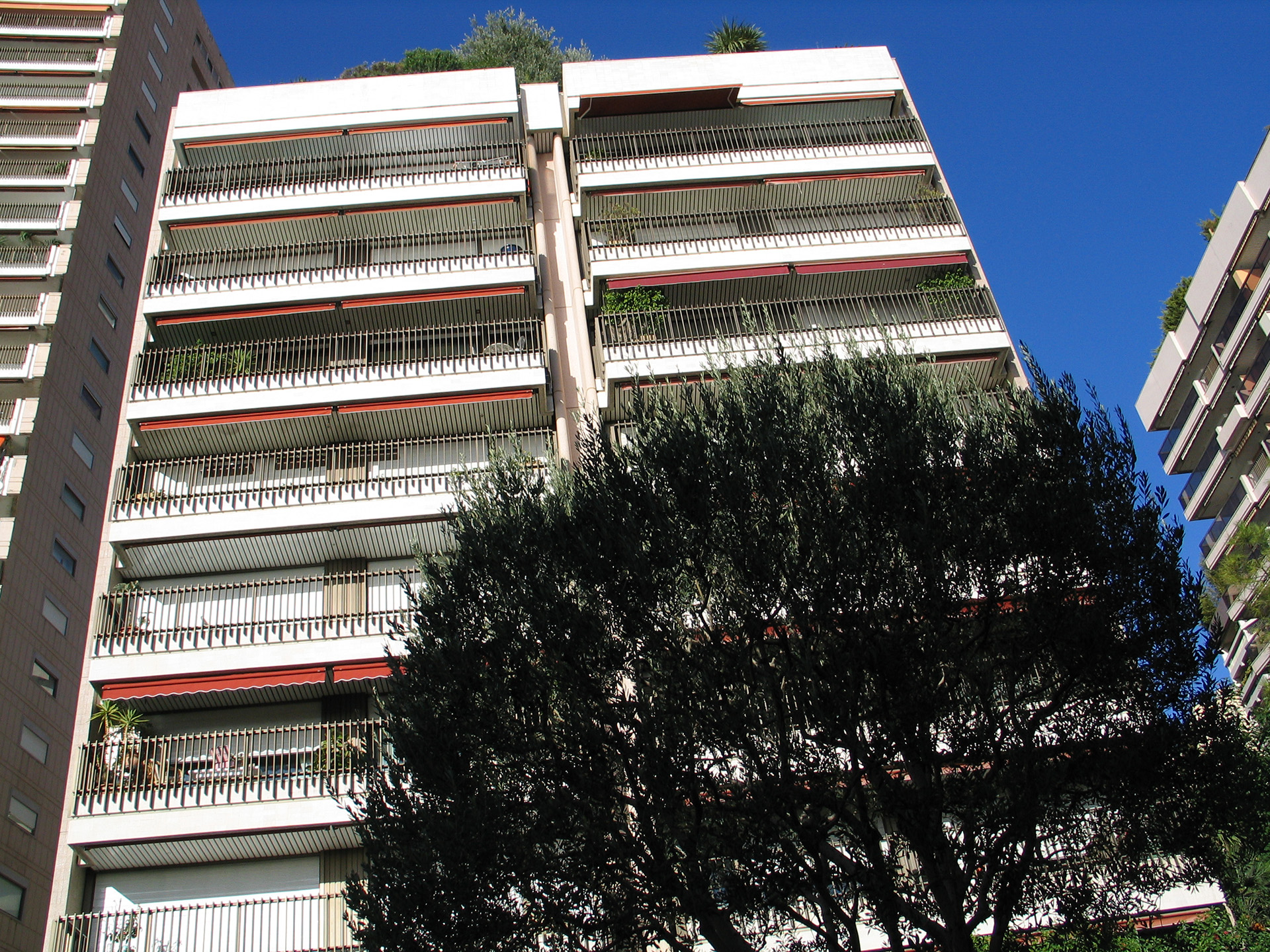 Sole Agent – High-end renovated luxury apartment with sea view